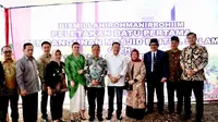 Ketua DPR RI Bambang Soesatyo melakukan peletakan batu pertama pembangunan Masjid Baitul Salam di lingkungan Universitas Perwira Purbalingga (UNPERBA).