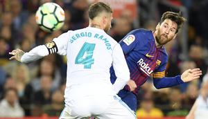 Duel antara Lionel Messi dan Sergio Ramos kala Barcelona bertemu Real Madrid dalam laga jornada 36 La Liga di Camp Nou, 6 Mei 2018. (LLUIS GENE / AFP)