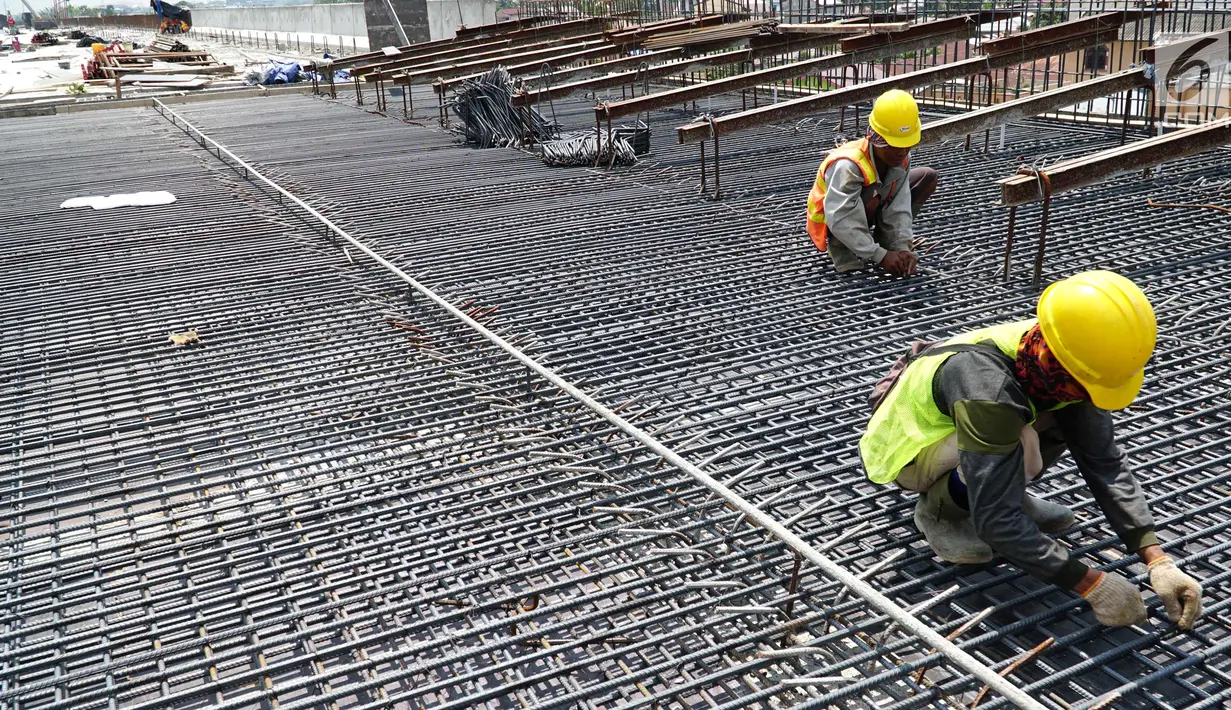 Pekerja menyelesaikan konstruksi proyek pembangunan Jalan Tol Medan - Binjai seksi I di Deli Serdang, Sumatera Utara, Rabu (6/3). Jalan Tol seksi I sepanjang 6,7 KM telah rampung 80 persen dan akan beroperasi pada akhir Tahun 2019. (Liputan6.com/HO/Eko)