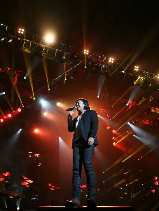 Konser 25 Tahun Sepenuh Hati Berkarya baru saja di gelar Ari Lasso pada Rabu (25/10/2017) malam. Ribuan penonton memadati area konser yang berlangsung di Balai Sarbini, Semanggi,Jakarta Selatan. (Nurwahyunan/Bintang.com)