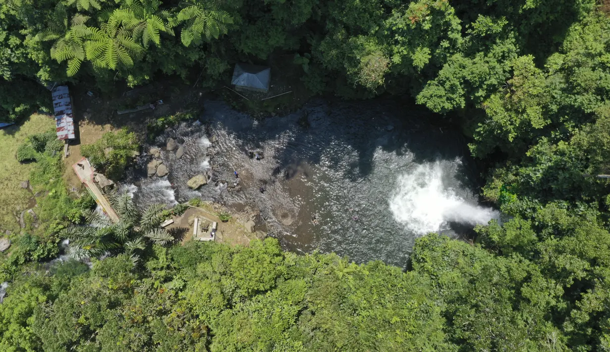 Foto udara pada 1 Mei 2021 menunjukkan Air Terjun Sengkuang, salah satu tempat wisata di Kepahiang, Provinsi Bengkulu. Air terjun Mandap Sari Senguang atau lebih dikenal dengan air terjun Sengkuang memiliki tinggi sekitar 25 meter. (ADEK BERRY / AFP)