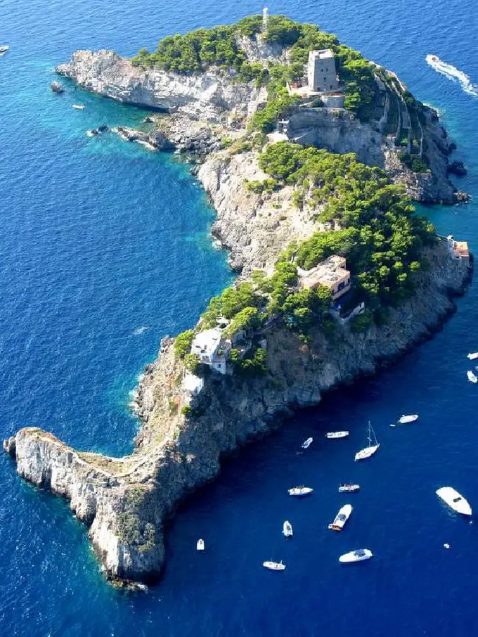 Pulau 'Lumba-lumba' Li Galli, Italia