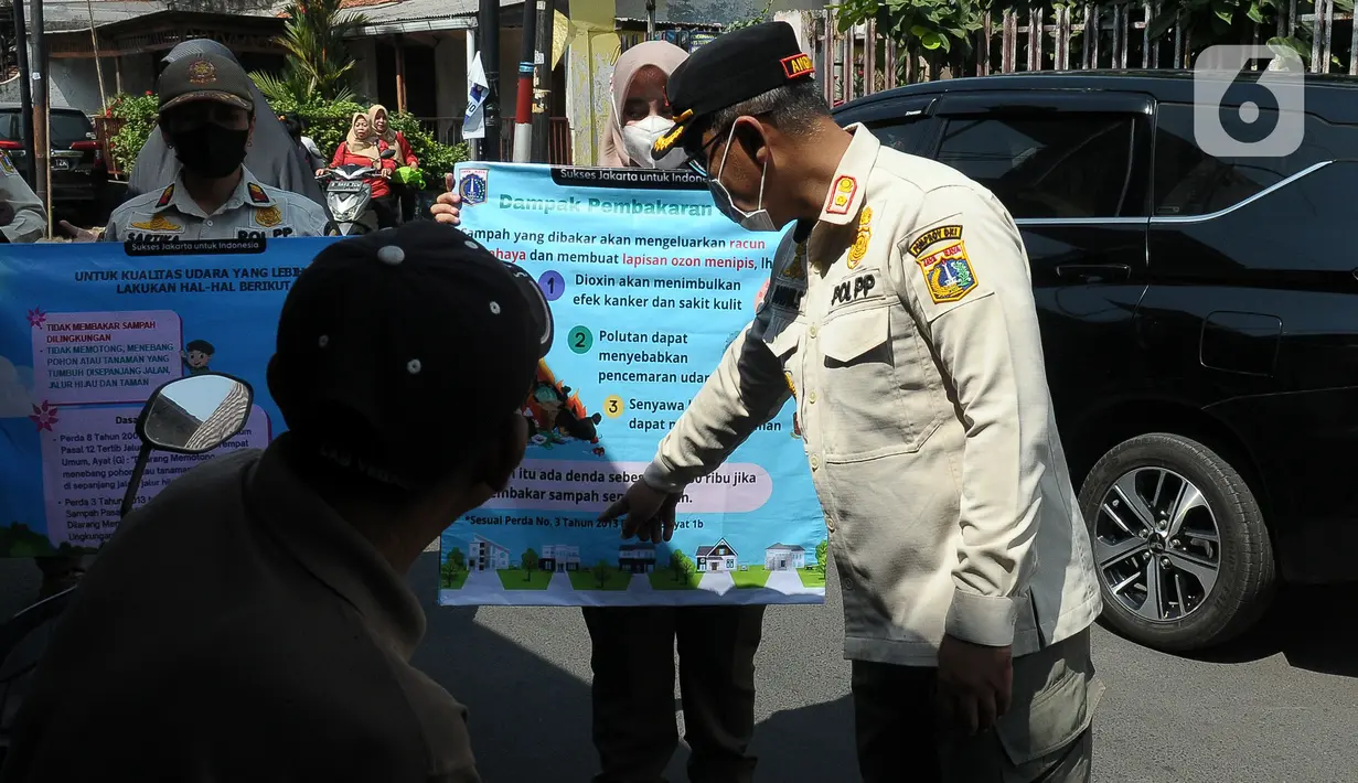 Dinas Lingkungan Hidup DKI Jakarta menyebutkan, kualitas udara seluruh Ibu Kota dalam kategori sedang karena angka partikel halus (particulate matter/PM) 2,5 berdasarkan indek standar pencemar udara (ISPU) mencapai 100 pada Jumat pagi hingga pukul 07.00 WIB. (merdeka.com/Imam Buhori)