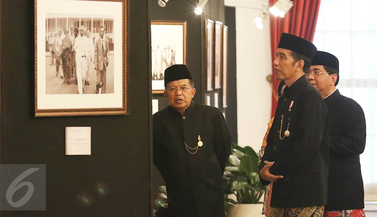 Presiden Joko Widodo (Jokowi) didampingi Wapres Jusuf Kalla melihat pameran foto peringatan Konferensi Asia Afrika (KAA) ke-62 di Istana Negara, Jakarta, Selasa (18/4). Pameran foto itu berisi kegiatan KAA 62 tahun yang lalu. (Liputan6.com/Angga Yuniar)