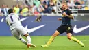 Pemain Inter Milan, Mauro Icardi (kanan) mencoba mengelabui kiper Bologna, Angelo Da Costa pada lanjutan Serie A Italia di Stadion Giuseppe Meazza, Milan, (25/9/2016). (AFP/ Giuseppe Cacace)