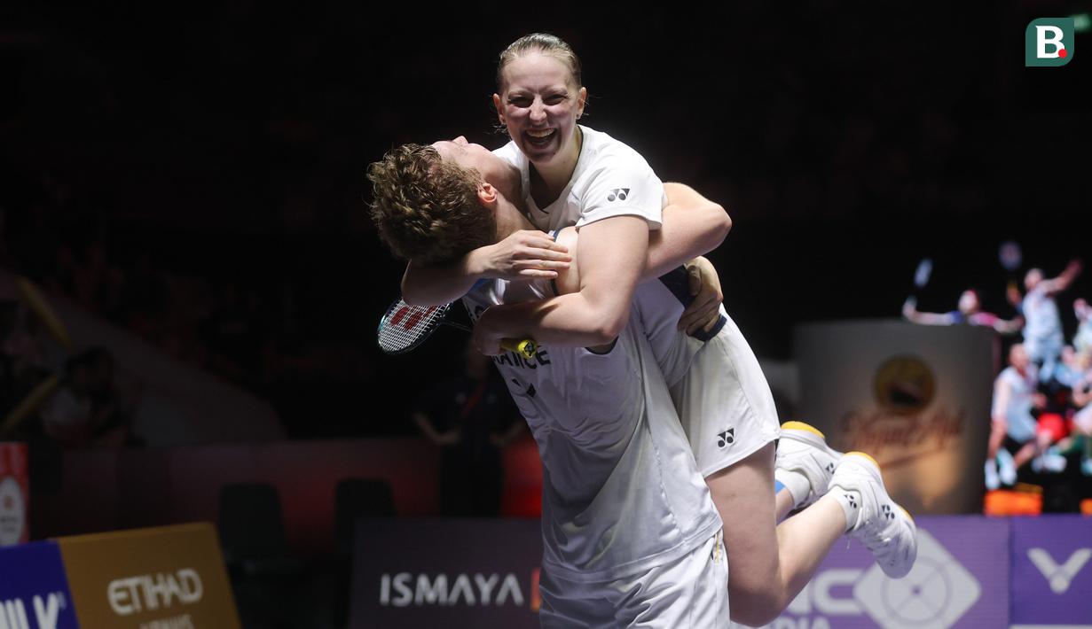 Ganda campuran Prancis, Thom Gicquel/Delphine Delrue, melakukan selebrasi setelah menaklukkan Thailand, Dechapol Puavaranukroh/Supissara Paewsampran pada laga final Indonesia Open 2025 di Istora Gelora Bung Karno, Senayan, Jakarta, Minggu (8/6/2025). Wakil Prancis itu menang dengan skor skor 21-16, 21-18. (Bola.com/M Iqbal Ichsan)