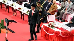 Presiden Joko Widodo atau Jokowi saat menjadi inspektur upacara pada peringatan HUT ke-72 Bhayangkara di Istora Senayan, Jakarta, Rabu (11/7). Jokowi juga meminta personel Polri mengedepankan pencegahan dan tindakan humanis. (Liputan6.com/JohanTallo)