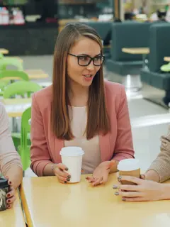 Agar reuni terasa lebih menyenangkan, yuk pahami cara menghadapi perbandingan karier tanpa kehilangan rasa percaya diri. [Dok/Pexels.com/Vitaly Gariev].