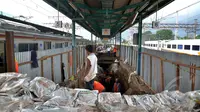 Pengerjaan proyek terowongan pejalan kaki di peron Stasiun Manggarai, Jakarta, Kamis (12/3/2015). Pembangunan terowongan tersebut untuk memudahkan penumpang berpindah kereta antara peron. (Liputan6.com/Faizal Fanani)