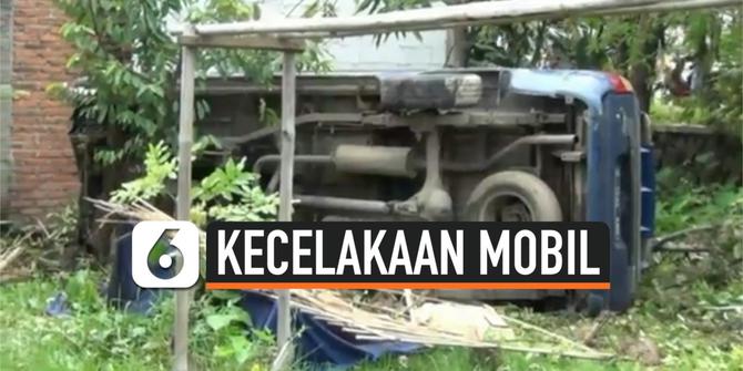 VIDEO: Minibus Tabrak 2 Warung dan Terbalik Masuk ke Parit