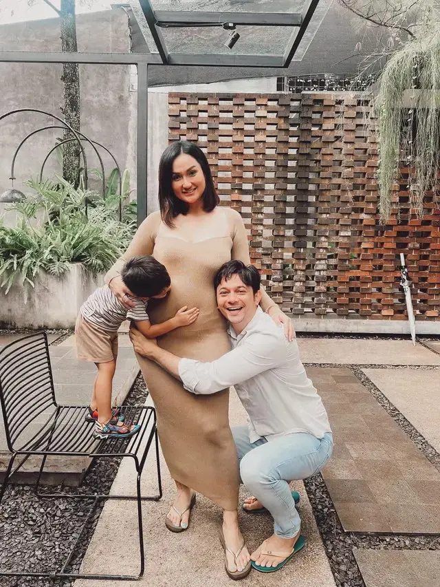Potret Andrew Andika bersama Tengku Dewi dan anak (Sumber: Instagram/@tengkudewiputri_tdp)