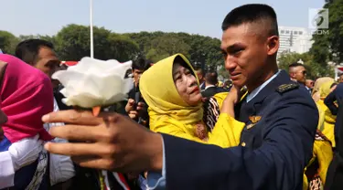 Perwira TNI-Polri menangis bersama orangtuanya usai dilantik Presiden Joko Widodo atau Jokowi di halaman Istana Merdeka, Jakarta Pusat, Selasa (16/7/2019). Jokowi melantik 781 perwira TNI-Polri di Istana Merdeka. (Liputan6.com/Angga Yuniar)