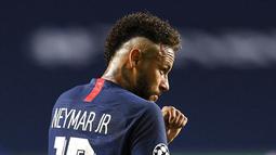 Pemain Paris Saint-Germain (PSG), Neymar, saat melawan Bayern Munchen pada laga final Liga Champions di Stadion The Luz, Portugal, Senin (24/8/2020). Bayern Munchen menang 1-0 atas PSG. (David Ramos/Pool via AP)