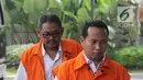 Anggota DPRD Kota Malang Sahrawi (kanan) dan HM Zainuddin (kiri) tiba di Gedung KPK, Jakarta, Jumat (22/6). KPK memanggil 11 anggota DPRD Kota malang untuk menandatangani perpanjangan penahanan. (Merdeka.com/Dwi Narwoko)