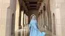 Menarik karena saat ini, sang suami telah bertugas di Oman Air dan ini potret Fitri Carlina ketika mengunjungi Oman. Ia mengenakan tampilan syar'i dengan gamis cantik dan hijab biru muda yang serasi. [Foto: Instagram/fitricarlina]