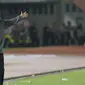 Pelatih PSMS, Stefano Cugurra memberi arahan pada timnya saat laga pertama semifinal Piala Presiden 2018 melawan PSMS di Stadion Manahan, Solo, Jawa Tengah, Sabtu (10/2). Persija menang 4-1. (Liputan6.com/Helmi Fithriansyah)