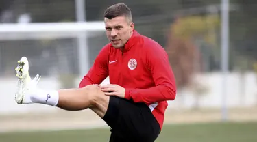 Penyerang baru Antalyaspor, Lukas Podolski melakukan pemanasan saat mengikuti latihan di Antalya, Turki (27/1/2020). Mantan striker Arsenal ini akhirnya memutuskan untuk kembali ke Eropa dan berlabuh di klub Turki, Antalyaspor. (AP Photo)