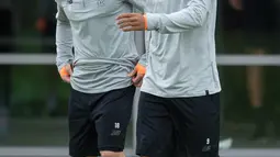 Pemain Liverpool, Roberto Firmino, bercanda dengan Alberto Moreno, saat melakukan sesi latihan jelang laga  kualifikasi liga Champions di Melwood, Liverpool, Selasa (22/8/2017). Liverpool akan menghadapi Hoffenheim. (AFP/Oli Scarff)