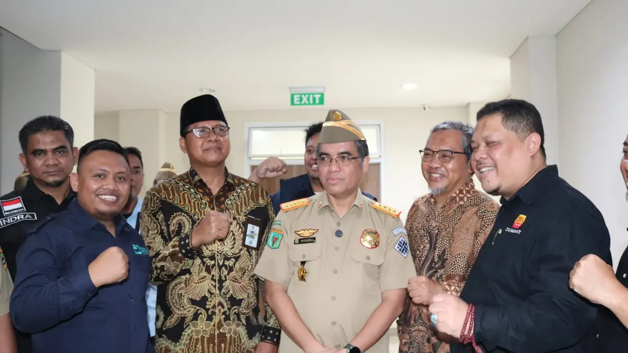 Menteri Ketenagakerjaan (Menaker) Yassierli didampingi oleh Penjabat (Pj) Bupati Batang Lani Dwi Rejeki meninjau lokasi pelatihan skema operator jahit sepatu yang digelar Ruang Amal Indonesia kolaborasi dengan ZIS Indosat di Kawasan Industri Terpadu Batan
