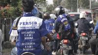 Tulisan dukungan unik tertulis di kemeja salah satu fans Maung Bandung yang berkendaraan motor menuju Stadion Si Jalak Harupat, Soreang, Bandung, Rabu (30/3/2016). Mereka ingin menyaksikan duel Persib vs Bali United.(Bola.com/Nicklas Hanoatubun).