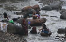 FOTO: Potret Warga Bogor Terpaksa Mandi dan Cuci Pakaian di Kali Imbas Kekeringan