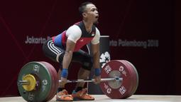 Lifter Indonesia, Suwoto Wijoyo, saat berlaga pada Asian Games di JIExpo, Jakarta, Senin, (20/8/2018). Suwoto Wijoyo berhasil menyumbang medali perunggu angkat besi putra kelas 56kg. (Bola.com/Vitalis Yogi Trisna)