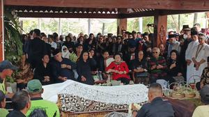 Momen Megawati Menunggu di Samping Pusara Guruh Soekarnoputra