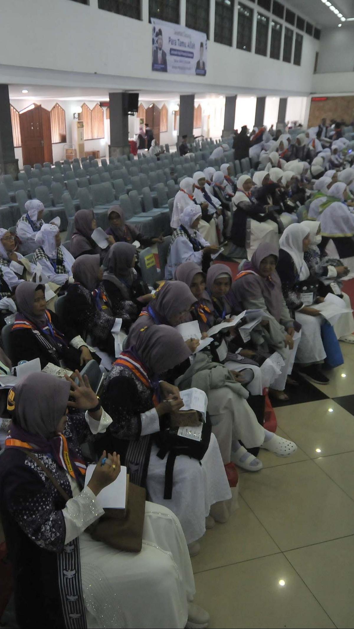 Sebelum diterbangkan ke Arab Saudi, para jemaah akan terlebih dahulu menjalani pemeriksaan barang bawaan, tes kesehatan, hingga pengecekan dokumen seperti paspor di Asrama Haji Pondok Gede.&nbsp;Merdeka.com/Imam Buhori