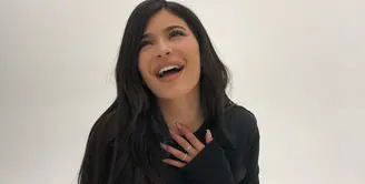 Kylie Jenner setuju bahwa nggak semua orang yang mengencani anggota keluarganya siap untuk menerima banyak perhatian dari para penggemar. (instagram/kyliejenner)