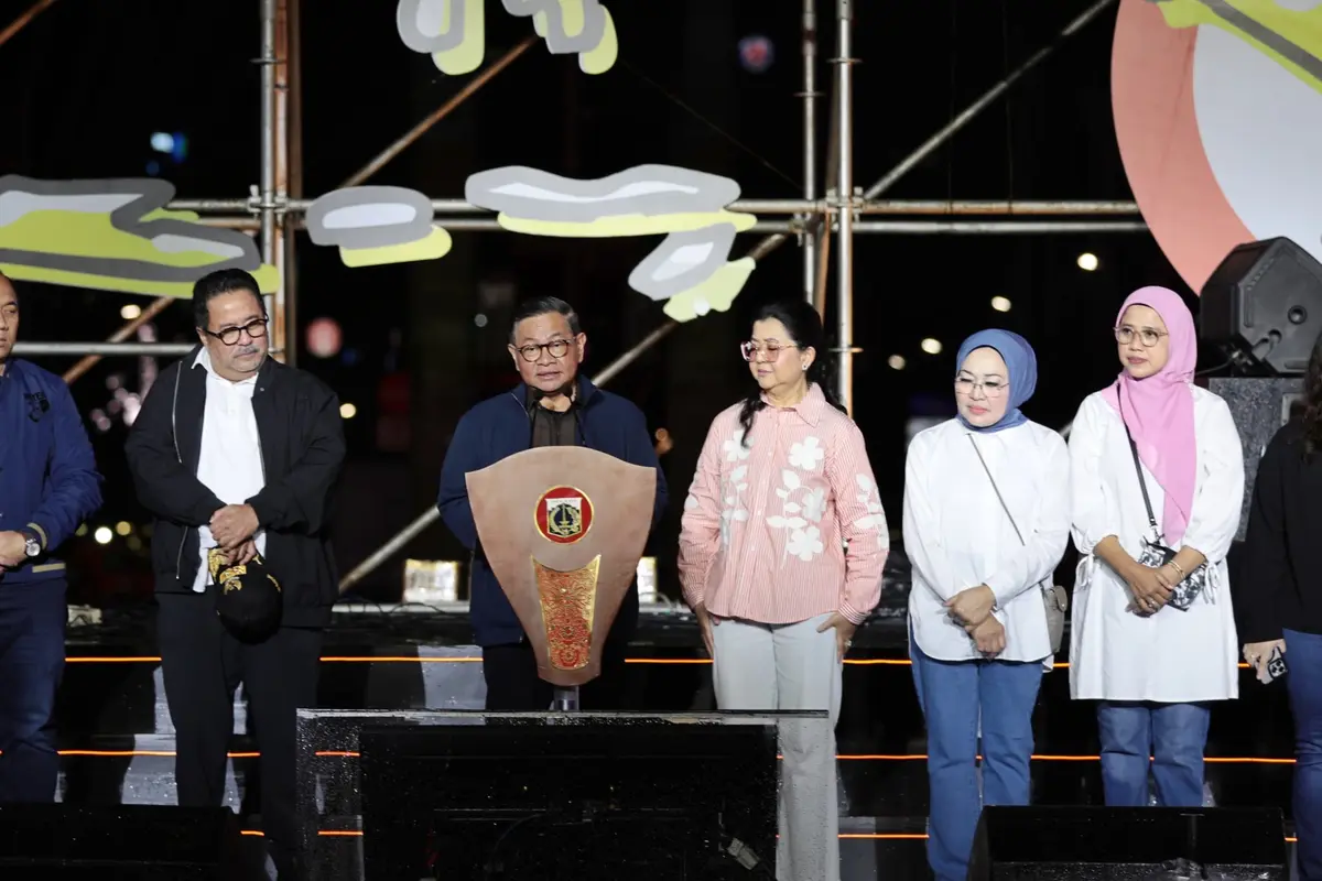 Gubernur DKI Jakarta Pramono Anung saat menghadiri acara malam Tahun Baru bertema 'Jakarta Global City: From Jakarta with Love' di Bundaran HI, Jakarta Pusat.
