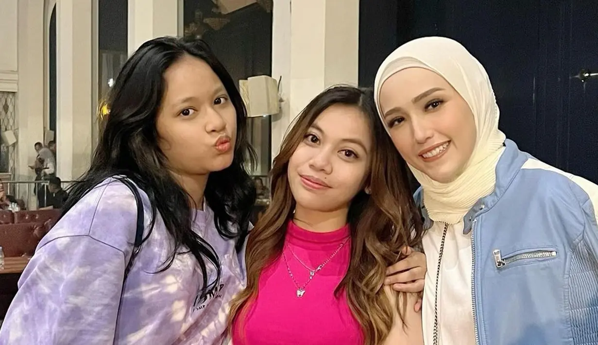 Tak hanya dekat dengan ibu sambung Kiesha Alvaro, mantan kekasih Jordi Onsu ini juga sangat dekat adik Kiesha yakni Shakiena Azalea. Dalam foto ini terlihat jika artis berusia 23 tahun ini sudah sangat akrab dengan Shakiena. Tak hanya itu, Frislly Herlind juga bubuhkan komentar di kolom komentar unggahan Adelia Pasha dan menyebut Adelia dengan sebutan mami. (Liputan6.com/IG/@adeliapasha)