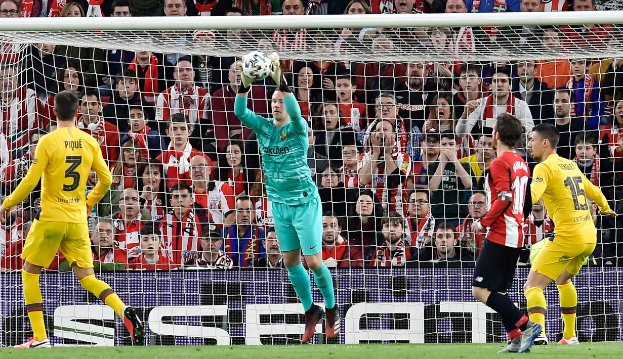 Kiper Barcelona, Marc-Andre ter Stegen (tengah) menangkap bola pada babak perempat final Copa del Rey melawan Athletic Bilbao di San Mames, Kamis (6/2/2019). Barcelona kandas di babak perempat final Copa del Rey setelah takluk 0-1 di kandang Athletic Bilbao. (AP/Alvaro Barrientos)