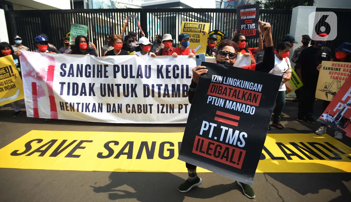 Warga pulau kecil Sangihe melakukan unjuk rasa di depan gedung Dirjen Minerba ESDM, Jakarta, Kamis (7/7/2022). Aksi menuntut untuk  memperjuangkan hak  atas ruang hidup dari pertambangan emas PT. TMS yang melakukan pertambangan emas, secara legalitas tidak lagi memiliki ijin operasi pertambangan lingkungan pulau Sangihe. (merdeka.com/Imam Buhori)