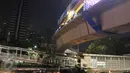 Pemasangan box girder ramp 1 Simpang Susun Semanggi di Kawasan Semanggi, Jakarta Selatan, rampung dikerjakan, Jumat (10/3) malam. Kini overpass Gatsu (Grogol-Senayan) itu telah tersambung. (Liputan6.com/Herman Zakharia)