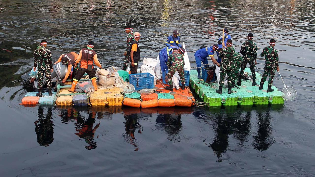 Jelang HUT RI TNI Polri dan PPSU Bersihkan Kanal Banjir Barat