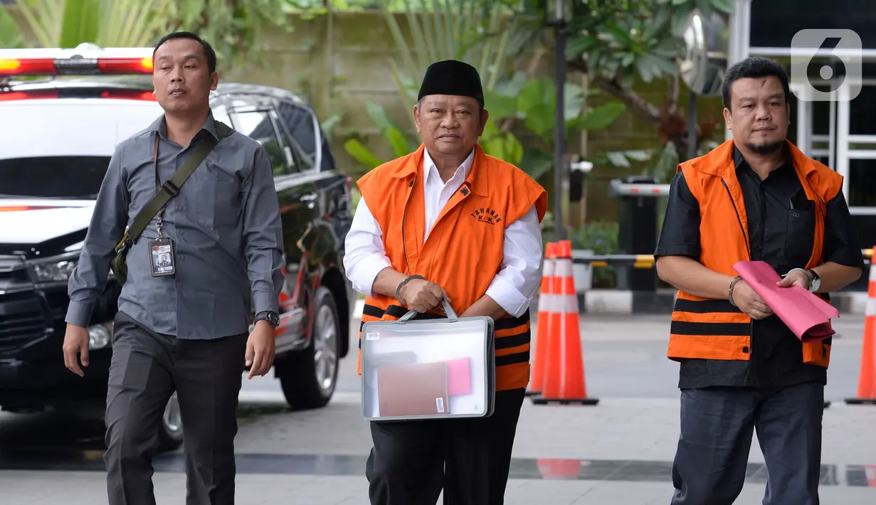 Bupati Sidoarjo Saiful Ilah (tengah) dan mantan anggota DPRD Bandung Tomtom Dabbul Qomar (kanan) tiba di Gedung KPK, Jakarta, Selasa (4/2/2020). Saiful diperiksa terkait dugaan suap proyek infrastruktur, sementara Tomtom terkait dugaan korupsi pengadaan RTH. (merdeka.com/Dwi Narwoko)