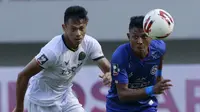 Striker Arema FC, Dedik Setiawan (kanan) menguasai bola dibayangi bek Persikabo 1973, Andy Setyo Nugroho dalam laga pembuka Piala Menpora 2021 di Stadion Manahan, Solo, Minggu (21/3/2021). Arema FC bermain Imbang 1-1 dengan Persikabo 1973. (Bola.com/M Iqbal Ichsan)