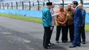 Presiden Jokowi mendengarkan penjelasan pembalap Ananda Mikola saat meninjau Sirkuit Internasional Sentul, Bogor, Selasa (6/3). Saat peninjauan, Jokowi juga didampingi oleh ayah Ananda Mikola, Tinton Suprapto. (Liputan6.com/Pool/Kris-Biro Pers Setpres)