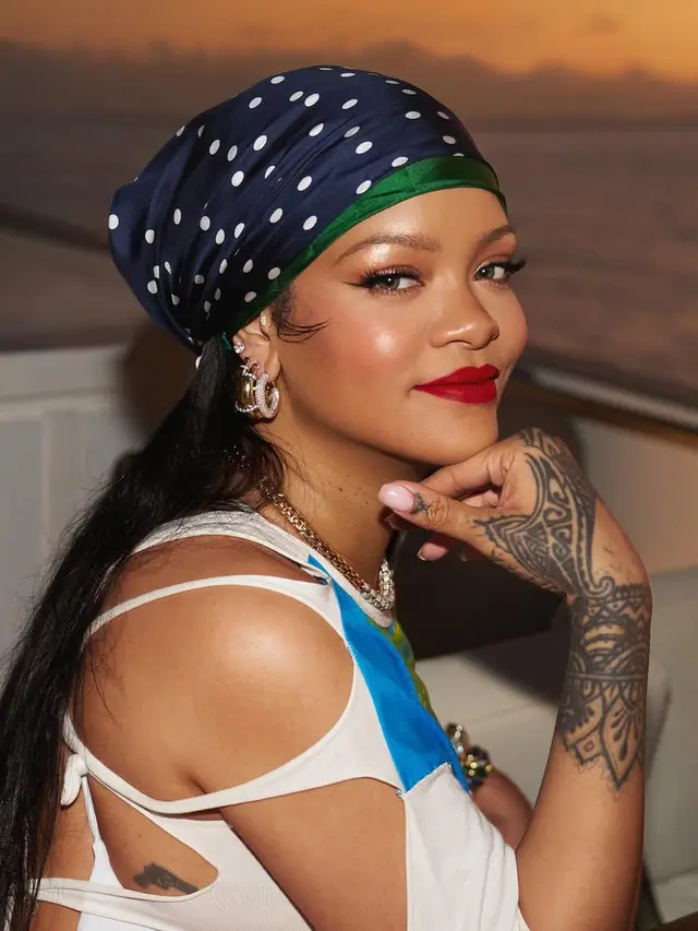 Tren Mode Terbaru “Nonnacore” Menempatkan Perlengkapan Nenek Italia dengan Dorongan dari Selebriti seperti Rihanna dan Kendall Jenner