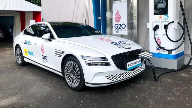 SPKLU ultra fast charging mampu mengisi penuh 2 mobil listrik dengan kapasitas di atas 80 kilo Watt (kW) secara bersamaan hanya dalam waktu singkat. (Dok PLN)