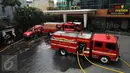 Beberapa kendaraan pemadam disiagakan di depan Hotel Grand Paragon, Jakarta, Senin (2/1). Senin pagi kebakaran terjadi di Hotel Grand Paragon Jakarta, puluhan petugas berupaya melakukan pemadaman. (Liputan6.com/Helmi Fithriansyah)