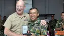 Citizen6, Surabaya: Komandan Pasmar-1 Brigadir Jenderal TNI (Mar) Tommy Basari Natanegara menerima kunjungan Commander US Marine Corps Force Pasific (COMMARFORPAC) Letnan Jenderal Duane Thiessen di Ruang VIP Lapangan tembak FX. Soepramono Karangpilang, Su