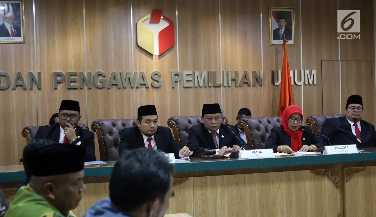 Ketua Bawaslu Abhan bersama empat Anggota Bawaslu Fritz Edward Siregar, Mochammad Afifuddin, Ratna Dewi Pettalolo, dan Rahmat Bagja saat memimpin sidang Putusan Gugatan Oesman Sapta ODang terhadap KPU, Jakarta, Rabu (9/1). (Liputan6.com/Johan Tallo)