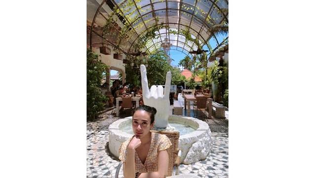Saat berada di Bali, Dea menjajal kuliner dan mengunjungi tempat Instagramable di sana.