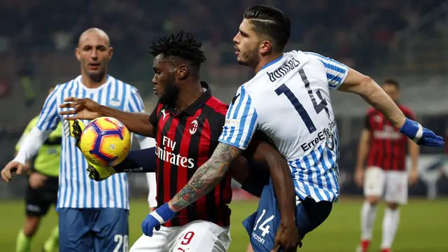 Gelandang AC Milan, Franck Kessie, berusaha melewati bek SPAL, Kevin Bonifazi, pada laga Serie A di Stadion San Siro, Milan, Sabtu (29/12). Milan menang 2-1 atas SPAL. (AP/Antonio Calanni)