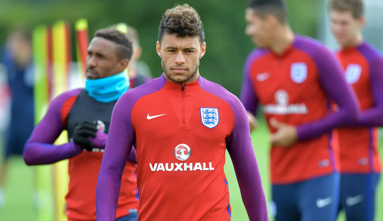 Alex Oxlaide-Chamberlin saat berlatih jelang melawan Slovenia pada kualifikasi Piala Dunia 2018 di Tottenham Hotspur Training Ground, Enfield, (4/10/2017). Jika menang Inggris dipastikan lolos ke putaran final Piala Dunia 2018.  (AFP/Olly Greenwood)