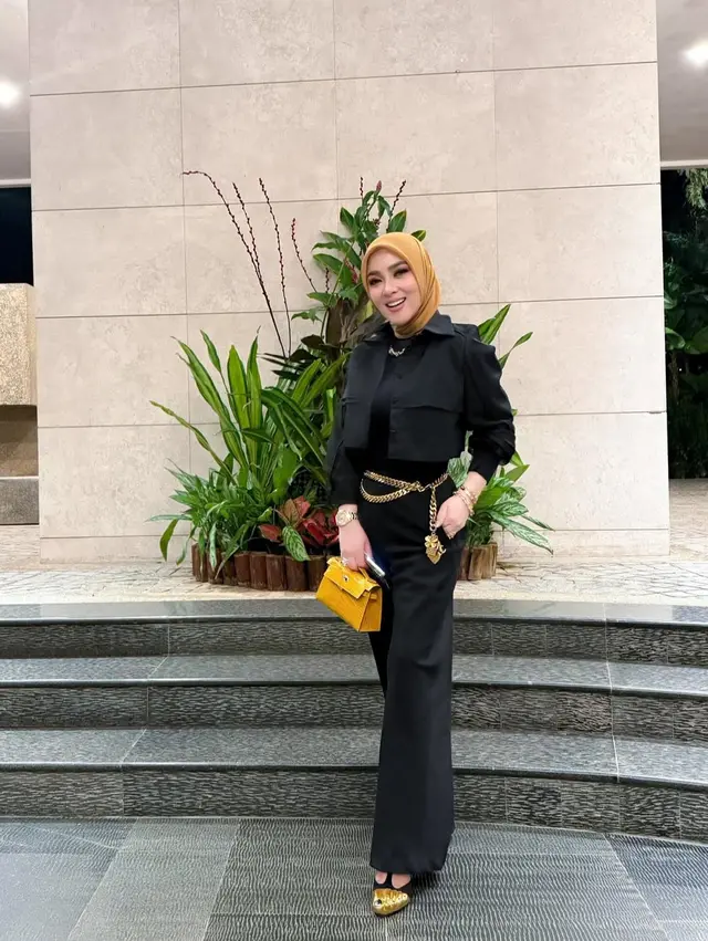 5 Potret gaya glamor Syahrini di konser Cakra Khan Singapura, rich look yang menawan