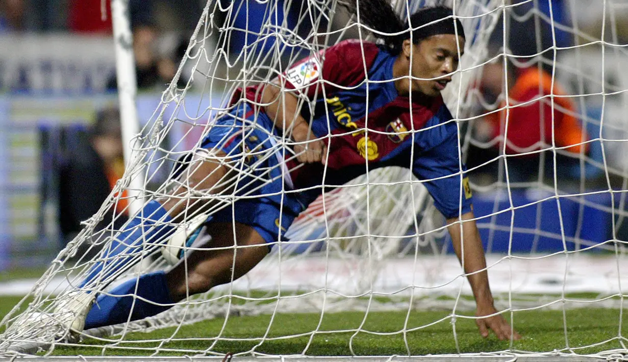 Ronaldinho yang telah pensiun sejak Januari 2018 bersama Fluminense pernah membela Barcelona selama 5 musim mulai 2003/2004 hingga 2007/2008. Ia didatangkan Barcelona dari PSG pada awal musim 2003/2004 dengan nilai transfer 32,25 juta euro. Dua gelar La Liga sukses diraihnya pada musim 2004/2005 dan 2005/2006 serta mampu menjuarai Liga Champions 2005/2006. Bersama Barcelona ia total tampil dalam 207 laga di semua kompetisi dengan torehan 94 gol dan 70 assist. (AFP/Cristina Quicler)