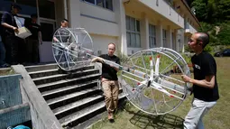 Tim dari proyek Cartivator menyiapkan model mobil terbang untuk di uji coba di kota Toyota, Jepang (3/6). Prototype atau model mobil terbang ini terbuat dari rangka aluminium dan 8 baling-baling. (AP Photo / Koji Ueda)