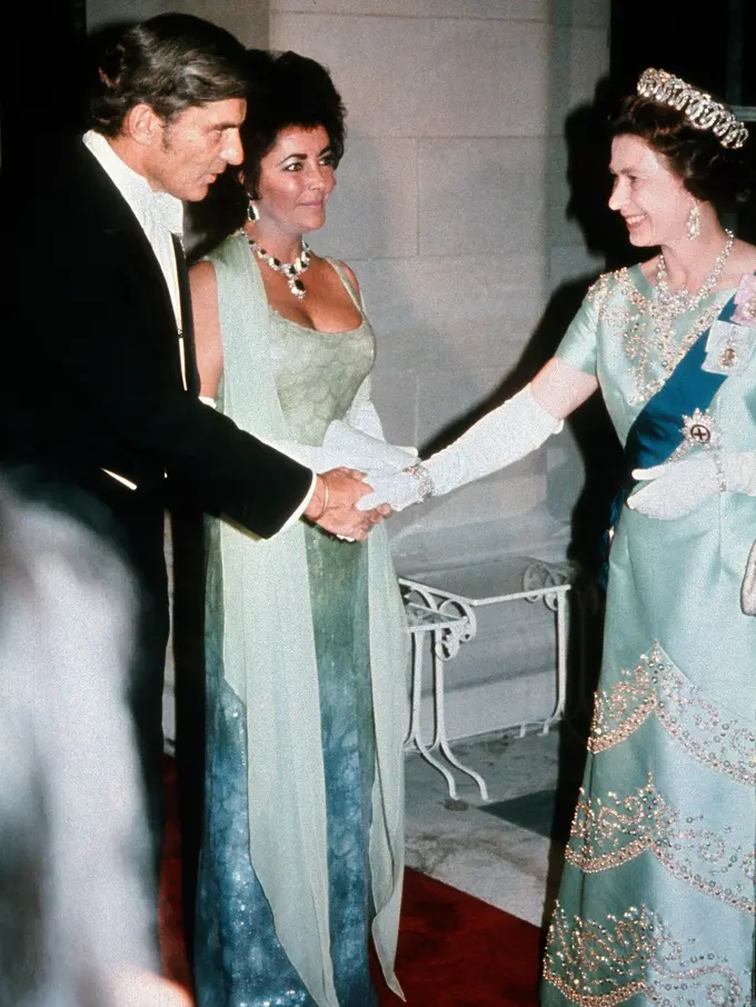 Pilihan Outfit Unik 11 Tokoh Terkenal saat Temui Ratu Elizabeth, dari Marilyn Monroe sampai Angelina Jolie